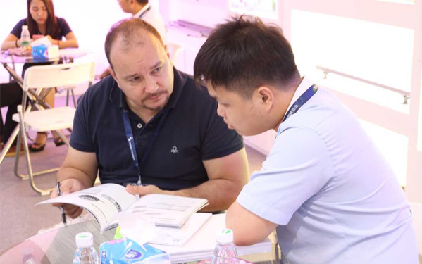 專注的光臣照明業(yè)務(wù)精英