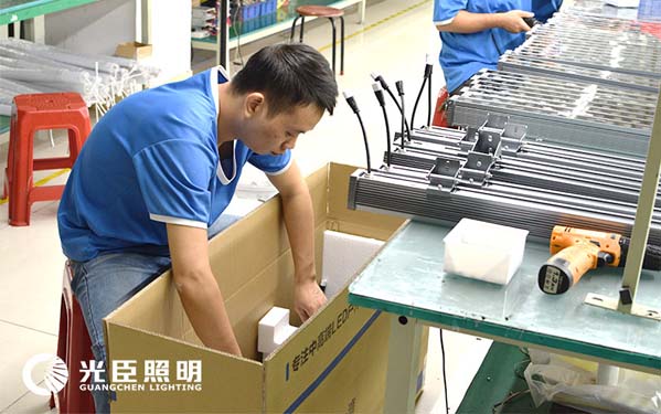 光臣每一個努力工作的背影 都值得尊重