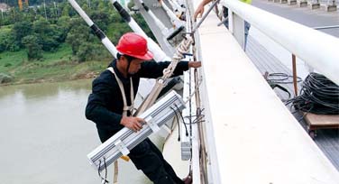 光臣喊你別動！你拆南寧大橋的LED洗墻燈干什么?