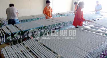 【生產(chǎn)播報】客戶爭相恐后的搶購光臣照明LED線條燈