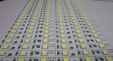 線路板的選擇也很關(guān)鍵，這里我們來說說光臣照明LED護欄管貼片用的線路板