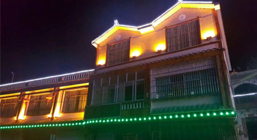 家門(mén)口的亮化 投光燈使昏暗的小縣城充滿(mǎn)色彩